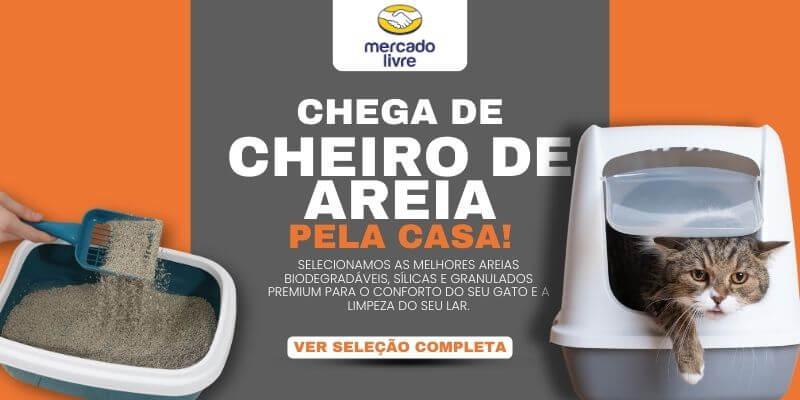 Banner publicitário do Mercado Livre com o título "Chega de cheiro de areia pela casa!". A imagem mostra uma mão utilizando uma pá em uma caixa de areia aberta à esquerda e um gato observando de dentro de um banheiro fechado à direita. O texto destaca uma seleção de areias biodegradáveis, sílicas e granulados premium.